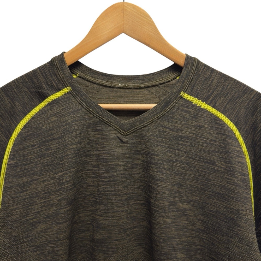 Lululemon Men's Large Metal Vent Tech Green Yellow Athletic V-Neck S/S T-Shirt‎
